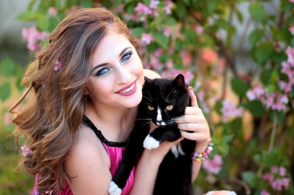 Девушка и кот