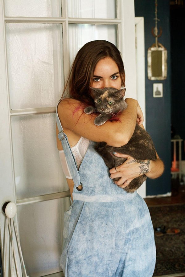 Девушка и кот