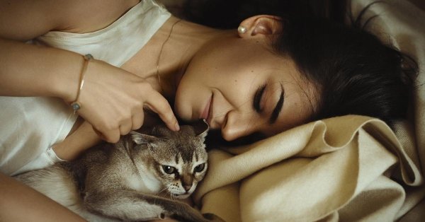 Девушка и кот