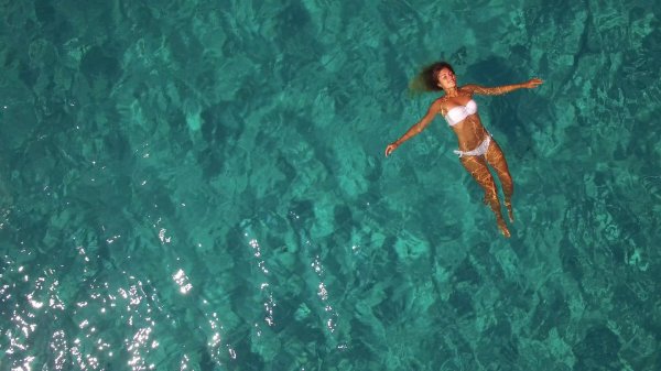 Девушка на воде