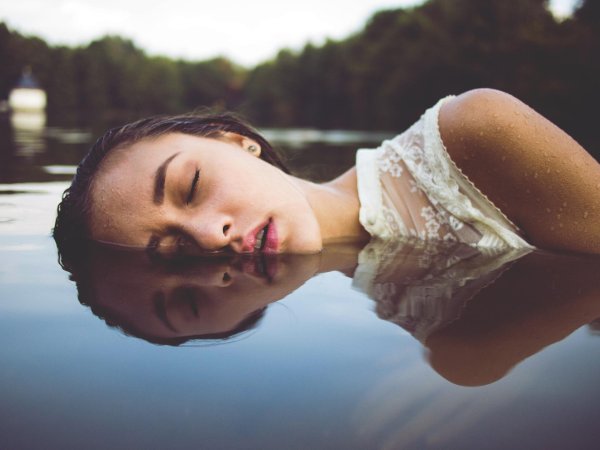 Девушка на воде