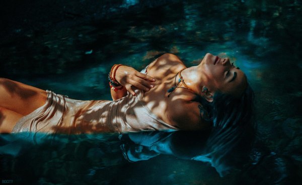 Девушка на воде