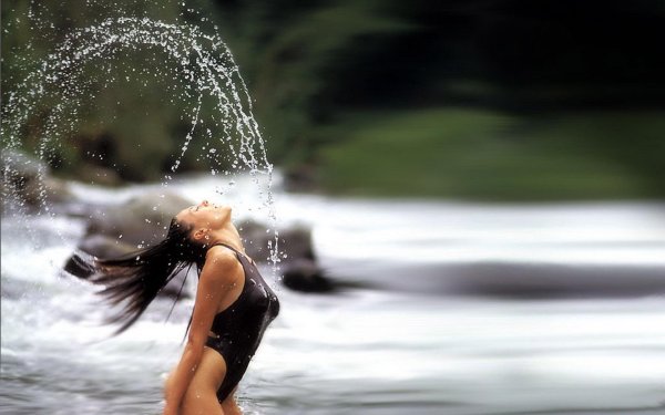 Девушка на воде