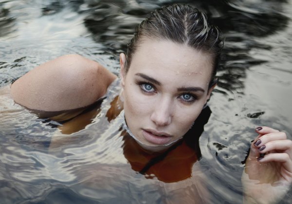 Девушка на воде