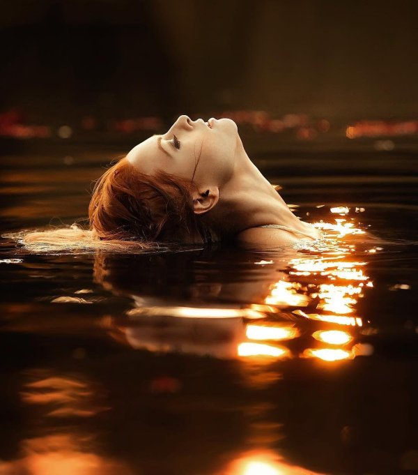 Девушка на воде