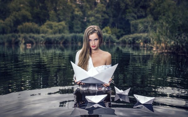 Девушка на воде