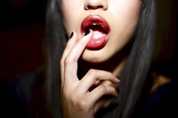 Девушка с языком