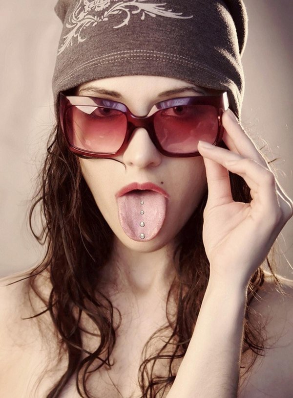 Девушка с языком