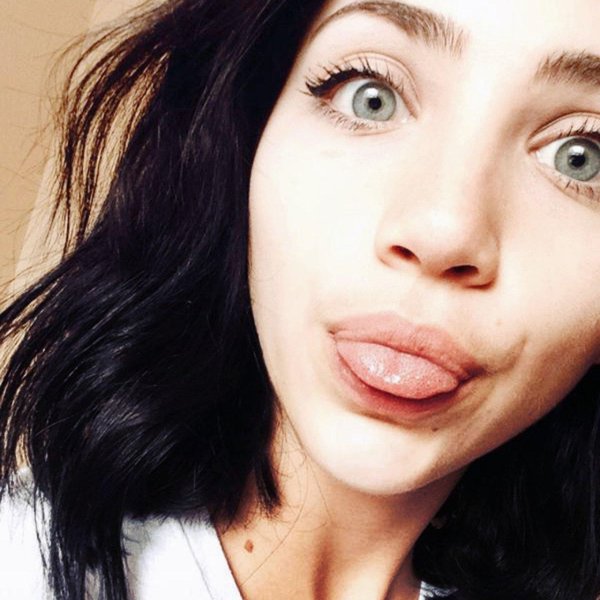 Девушка с языком