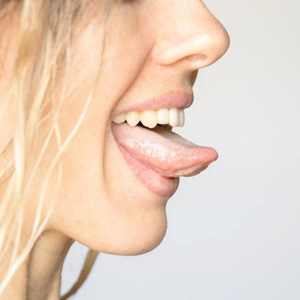 Девушка с языком