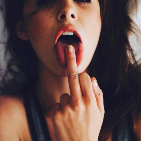 Девушка с языком