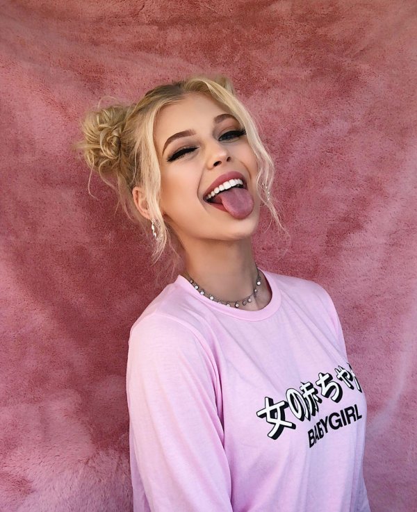 Девушка с языком