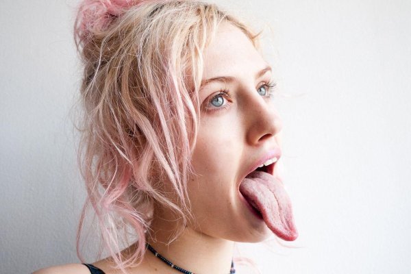 Девушка с языком