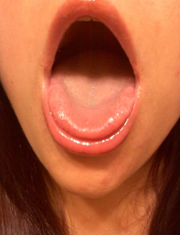 Девушка с языком