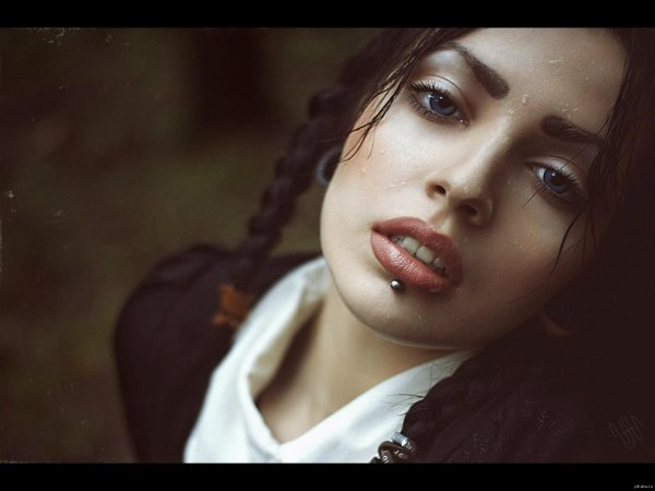 Девушка с языком