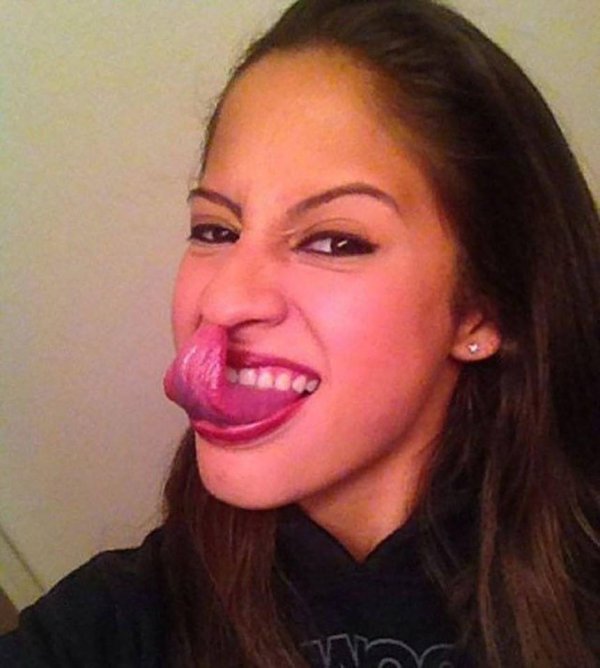 Девушка с языком