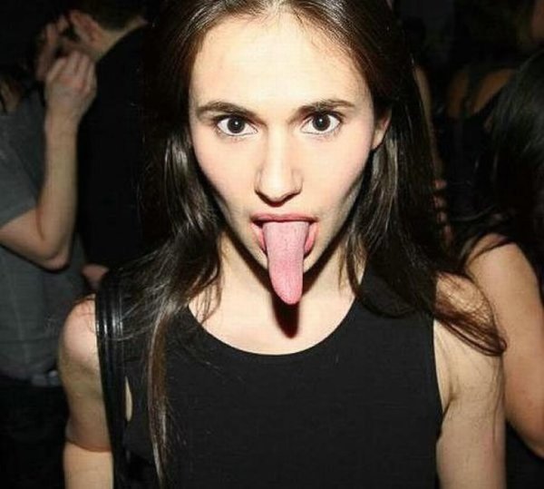 Девушка с языком