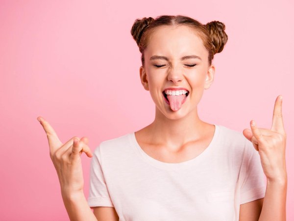 Девушка с языком