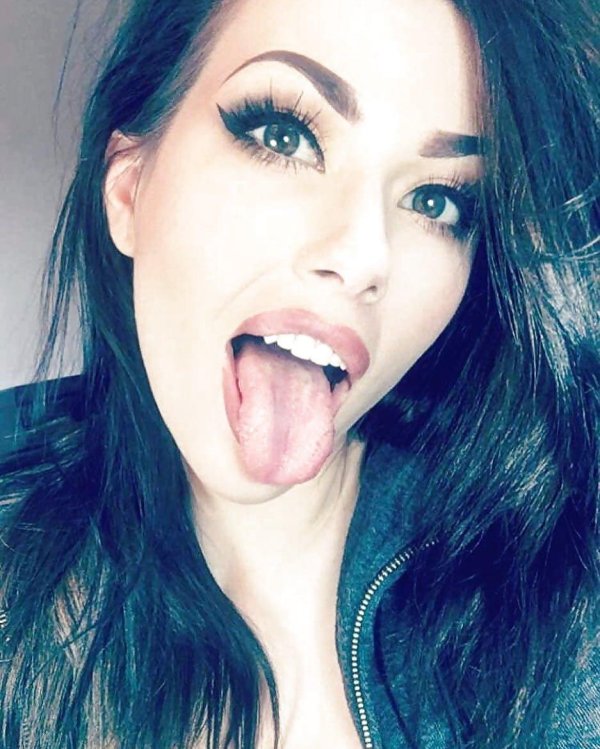 Девушка с языком