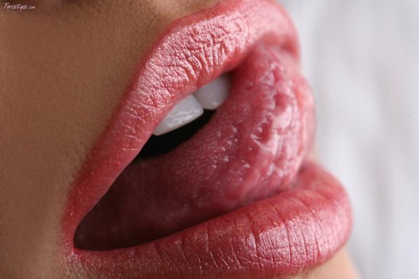 Девушка с языком