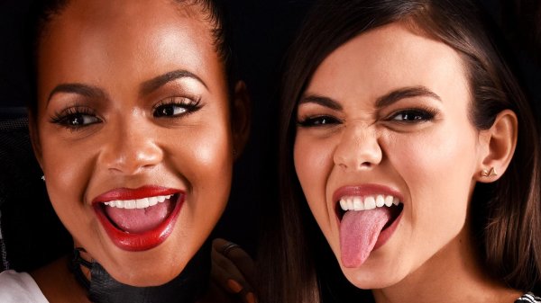 Девушка с языком