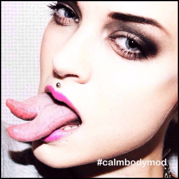 Девушка с языком