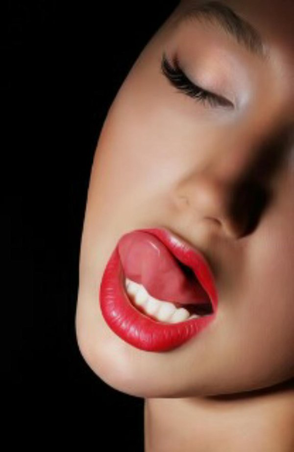 Девушка с языком