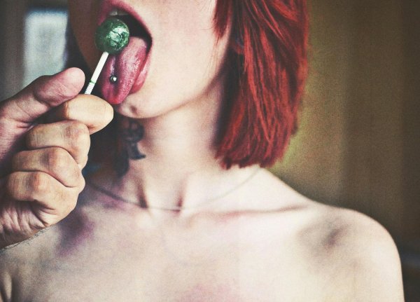 Девушка с языком