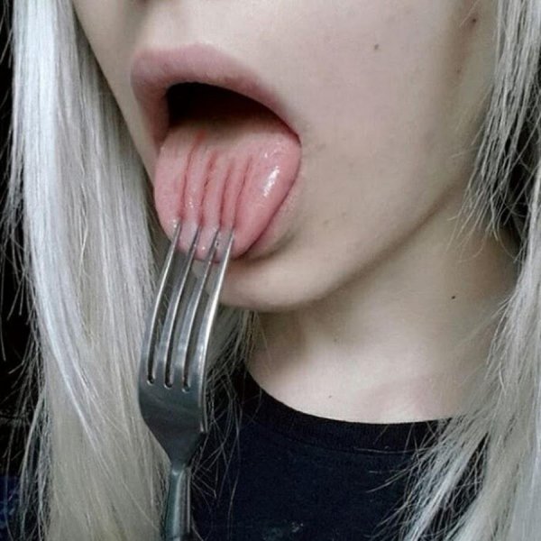 Девушка с языком