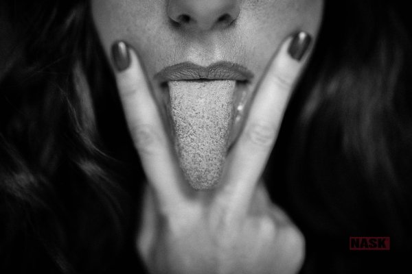 Девушка с языком