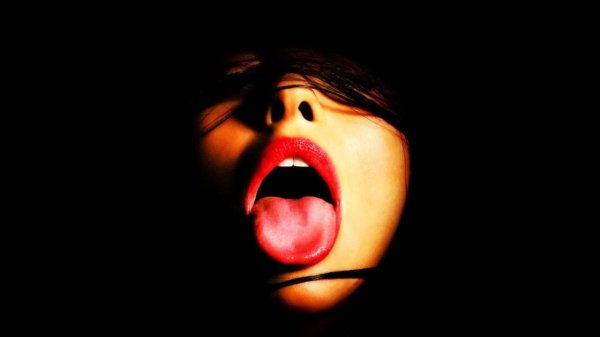 Девушка с языком