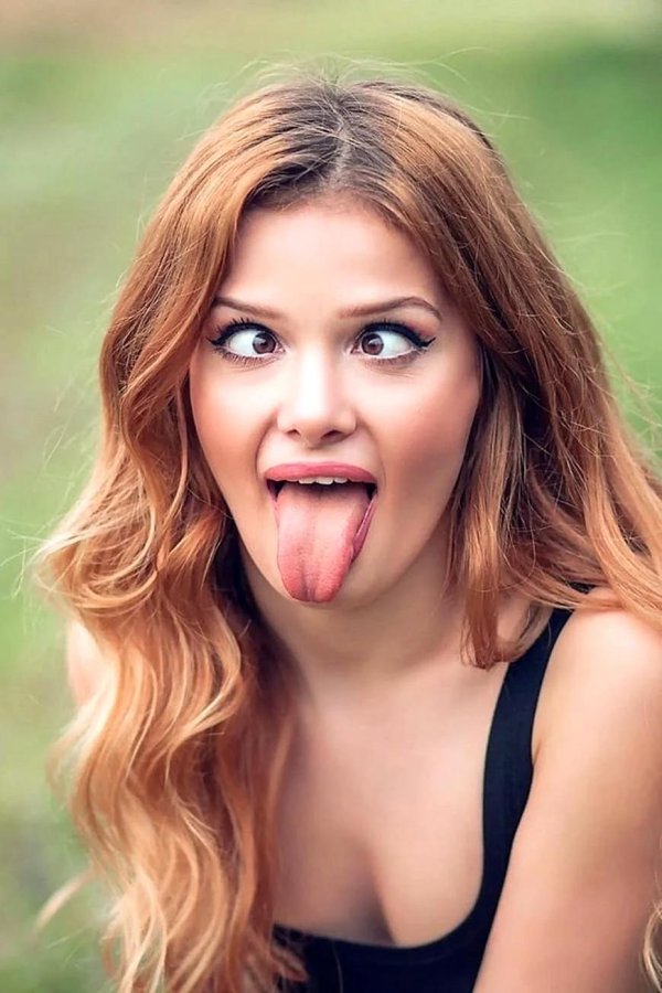 Девушка с языком