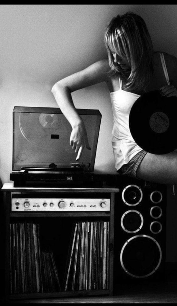 Музыкальные с девушками