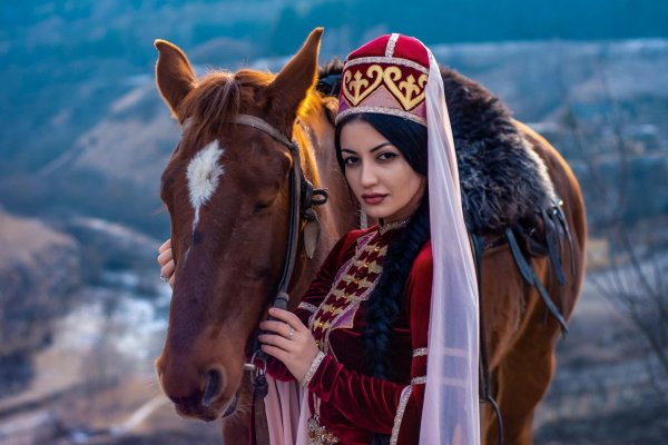 С кавказскими девушками