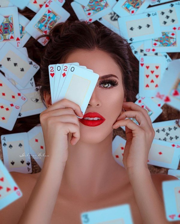 Девушка с картами