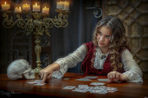 Девушка с картами