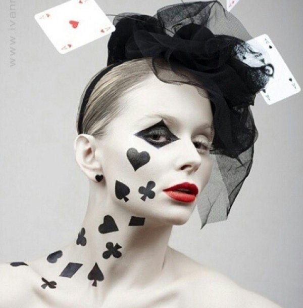 Девушка с картами