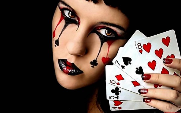 Девушка с картами