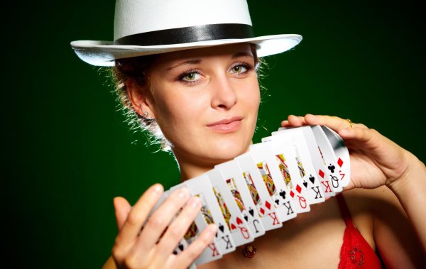 Девушка с картами