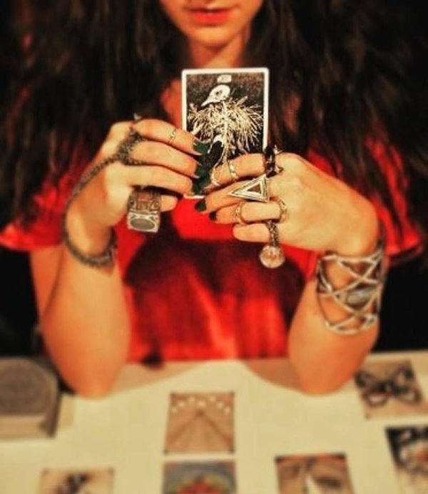 Девушка с картами