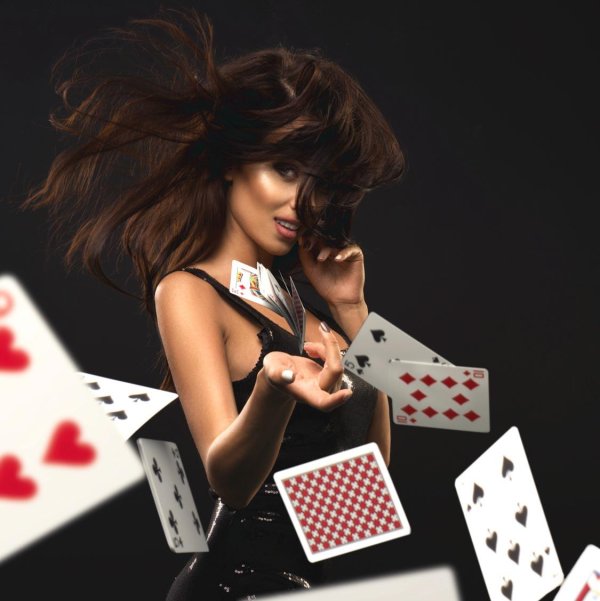 Девушка с картами