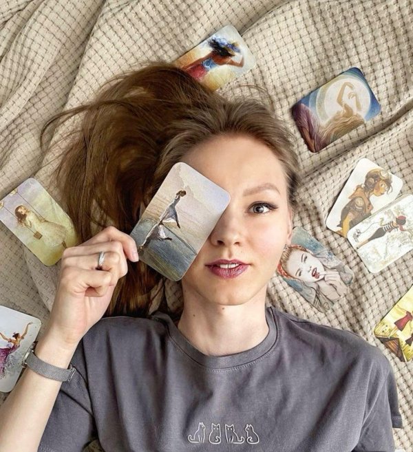 Девушка с картами