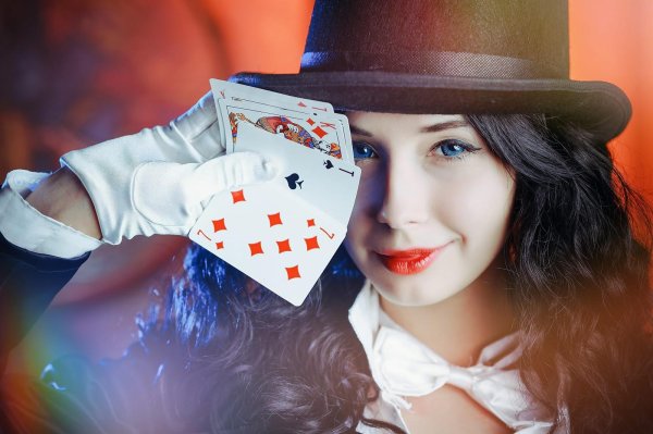 Девушка с картами