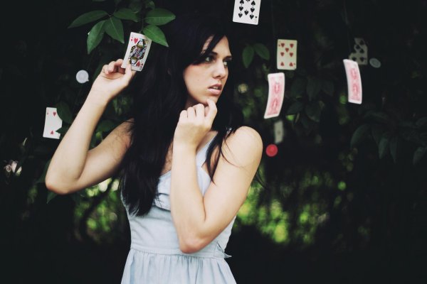 Девушка с картами