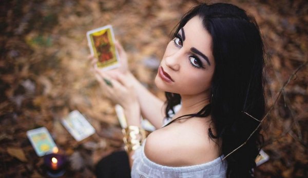 Девушка с картами