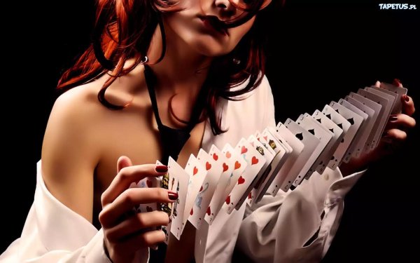 Девушка с картами