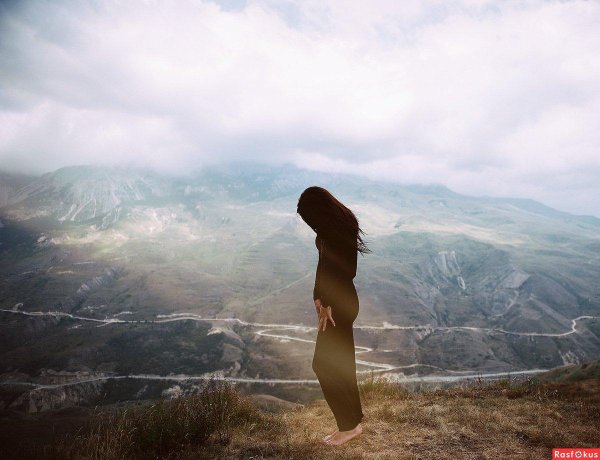 Девушка на горе