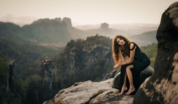 Девушка на горе