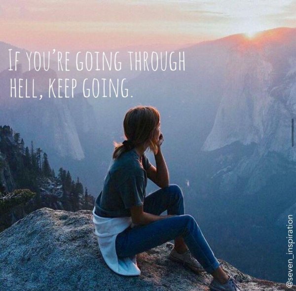 Девушка на горе