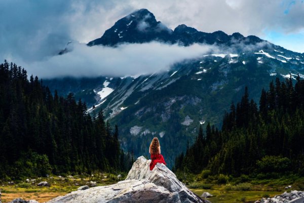 Девушка на горе